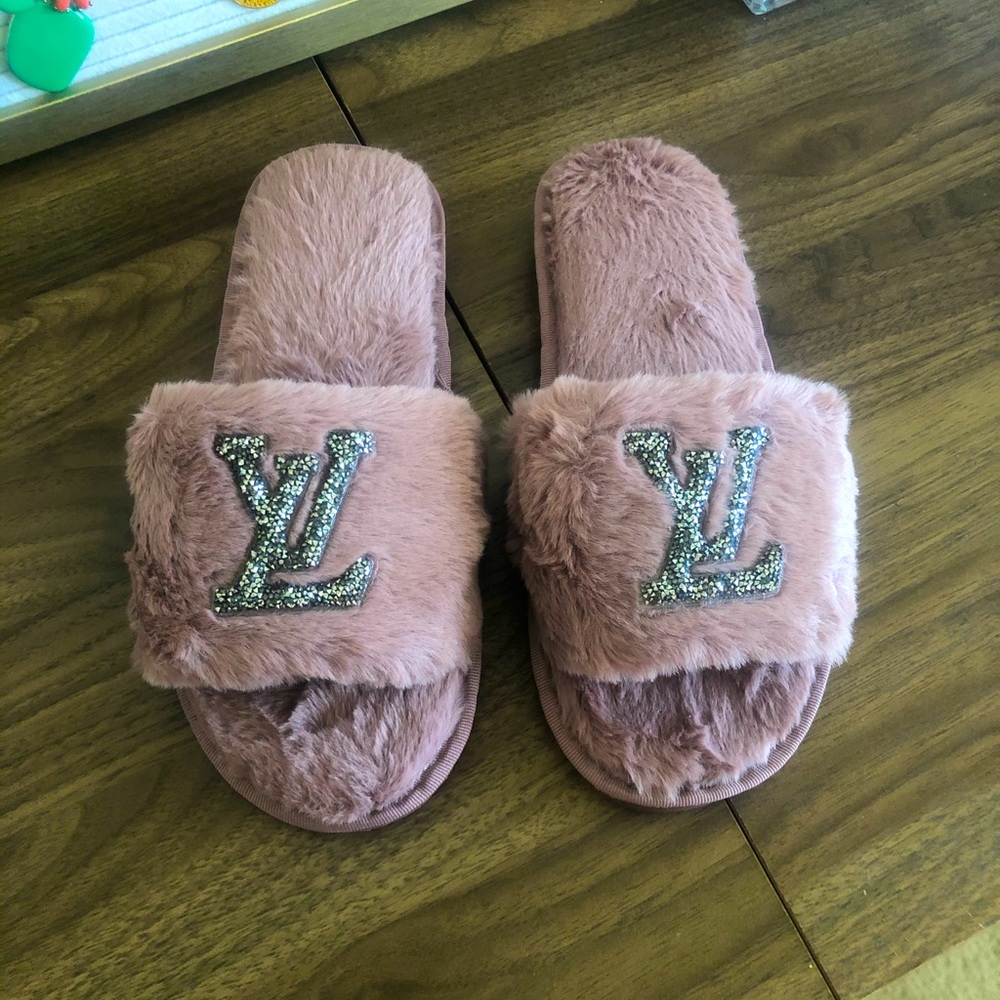 LV Muave Furry Slides